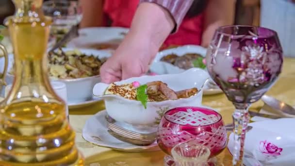 Kellnerin Die Essen Auf Den Tisch Legt Für Eine Gruppe — Stockvideo