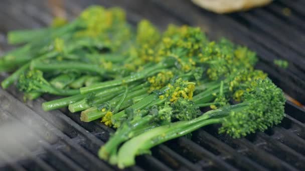 Broccolini Freschi Una Griglia Calda Una Cucina Ristorante Vicino — Video Stock