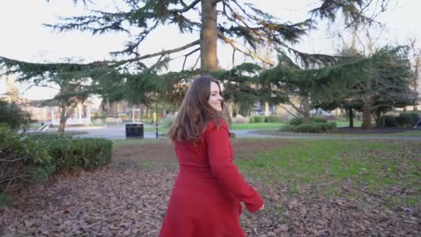 女の赤いドレスでロマンチックな逃げる — ストック動画