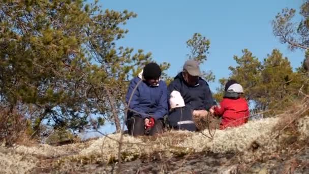 Casal Sênior Doce Avós Conjunto Com Crianças Floresta Topo Montanha — Vídeo de Stock