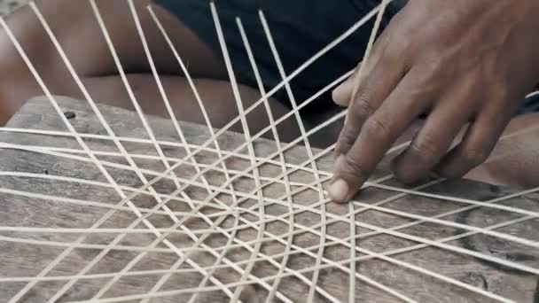 人的手在竹子芦苇上做帽子 竹制芦苇手工制帽工艺的特写 — 图库视频影像