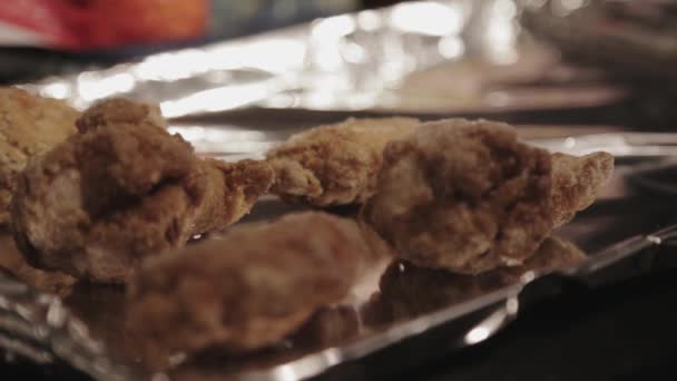 Umieszczenie Pysznego Kurczaka Smażonego Tacy Pokrytej Folią Aluminiową Zbliżenie Shot — Wideo stockowe