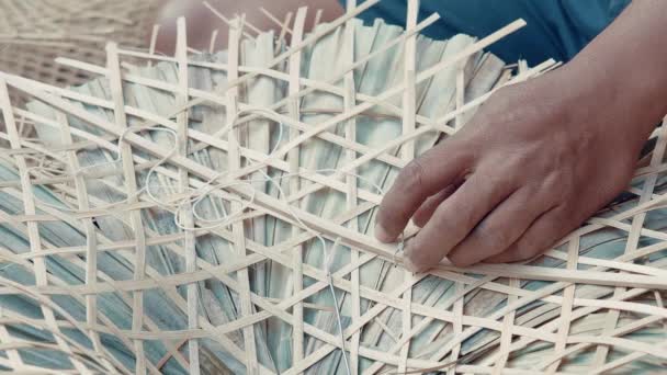 Man Skär Ett Rep Med Kniv Och Efterbehandling Bambu Handgjorda — Stockvideo