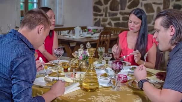 Kilku Przyjaciół Korzystających Ich Pyszny Posiłek Czerwono Niebieskiej Sukni Tematycznej — Wideo stockowe
