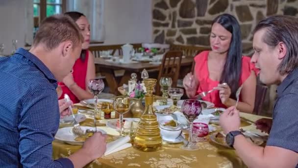 Amigos Casal Desfrutando Sua Deliciosa Refeição Festa Tema Vestido Vermelho — Vídeo de Stock