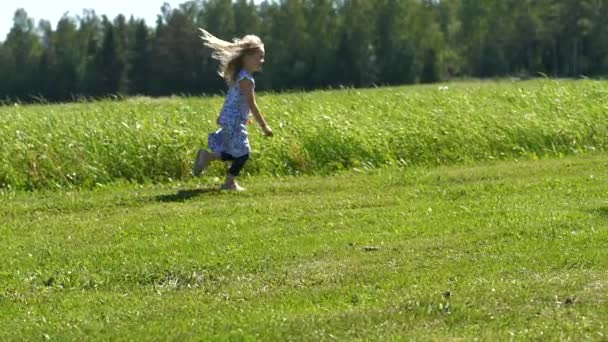 Счастливая Летняя Девочка Бегущая Зеленой Траве Концепция Свободы — стоковое видео