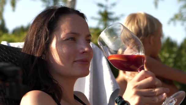 女人在晒日光浴的时候喝了一杯桑格利亚酒 慢动作 — 图库视频影像
