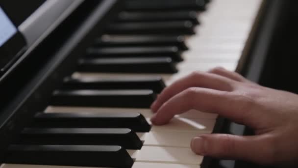 Close Side View Man Using One Hand While Playing Piano — Αρχείο Βίντεο