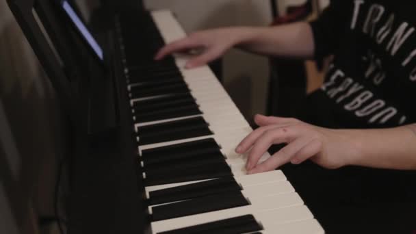 Вид Сбоку Человека Играющего Пианино Телефоном Качестве Гида Close Shot — стоковое видео