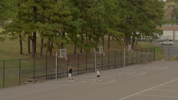 Två Tonårspojkar Spelar Basketboll Friluftsplan — Stockvideo