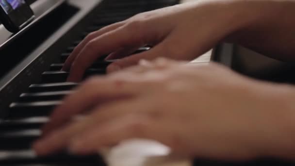 Close Side View Man Hands Playing Piano Blurry Background Κοντινό — Αρχείο Βίντεο