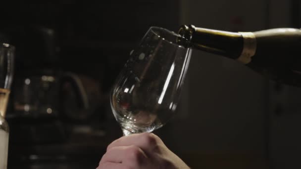 Despejando Champanhe Espumante Copo Vinho Cristal Close Shot — Vídeo de Stock