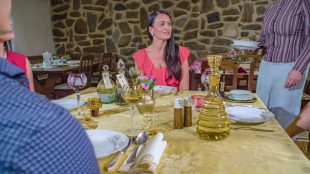 Garçonete Servindo Tigela Uma Mesa Com Dois Casais Desfrutando Uma — Vídeo de Stock