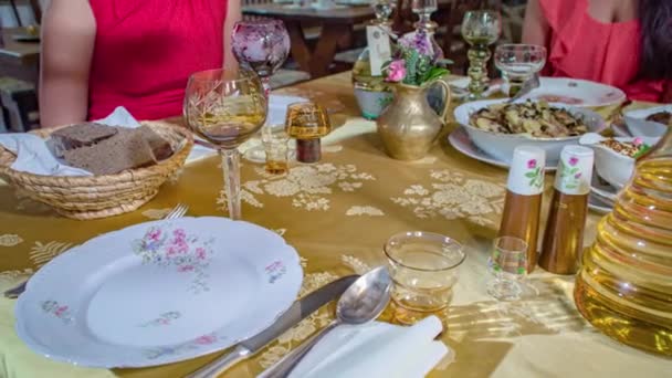 Garçom Que Serve Bolinhos Queijo Salgado Uma Mesa Tradicionalmente Chamada — Vídeo de Stock