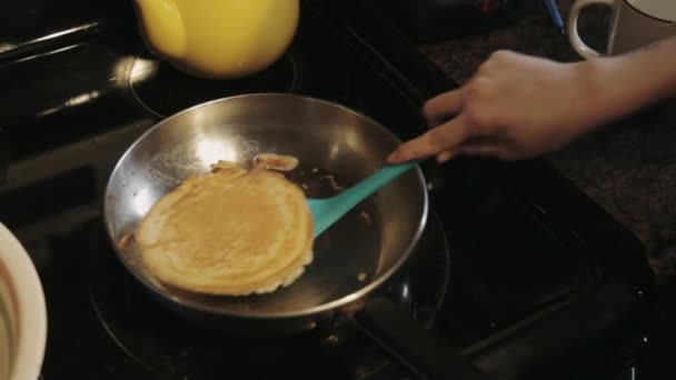 Entrega Panqueque Caliente Una Sartén Inoxidable Con Una Espátula Verde — Vídeos de Stock