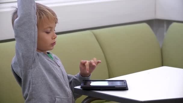 Foto Estática Menino Estudando Seu Tablet Uma Sala Aula Ensino — Vídeo de Stock