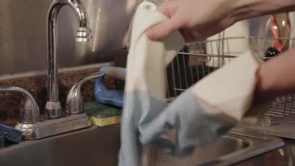 Αφαιρώντας Βρεγμένα Γάντια Και Κρεμώντας Στο Dish Rack Κοντινό Πλάνο — Αρχείο Βίντεο