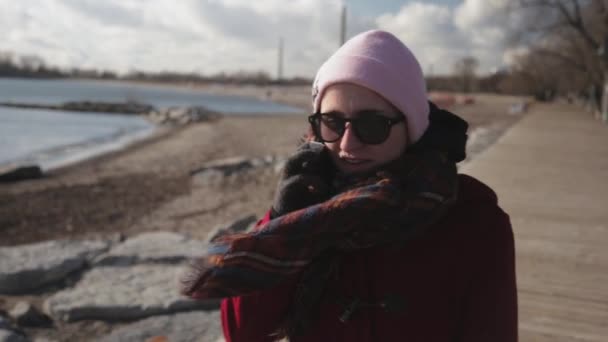 Καναδάς Όμορφη Γυναίκα Μιλάει Κάποιον Στο Τηλέφωνό Της Ενώ Περπατάτε — Αρχείο Βίντεο