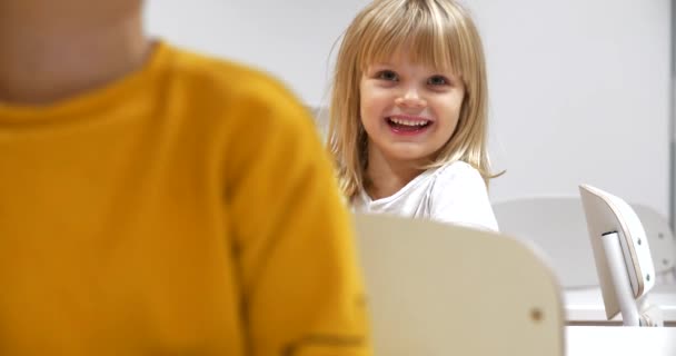 Girato Bambina Sorridente Durante Lezione Scuola Copiare Spazio — Video Stock