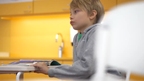 Menino Escola Finlandesa Sentado Sala Aula Ensino Fundamental Finlândia Tiro — Vídeo de Stock