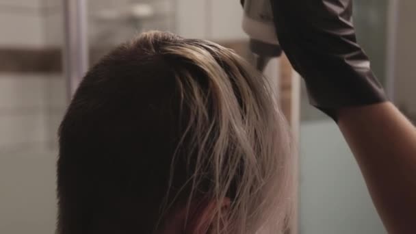 Застосування Відбілювання Волосся Середній Частині Голови Крупним Планом — стокове відео