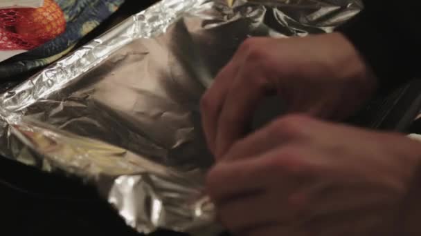 シェフがアルミ箔ラップでベーキングパンをカバー クローズアップショット — ストック動画