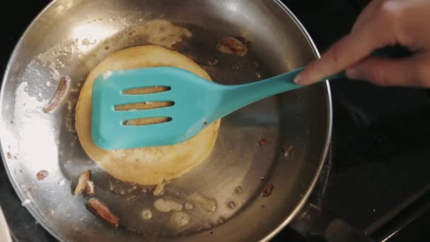 Premendo Pancake Con Una Spatola Plastica Cuocerlo Più Velocemente Close — Video Stock