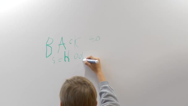 Foto Estática Uma Criança Escrevendo Quadro Branco Volta Escola Uma — Vídeo de Stock