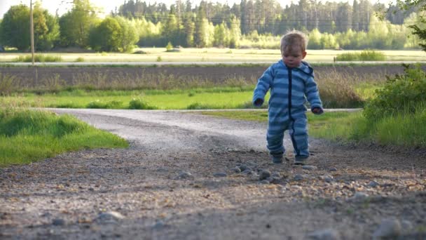 Νήπιο Κάνει Πρώτα Βήματα Και Μαθαίνει Περπατά Έξω Αργή Κίνηση — Αρχείο Βίντεο