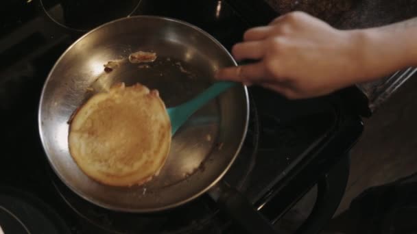 Flipping Hot Pancake Een Roestvrij Pan Met Een Groene Spatel — Stockvideo