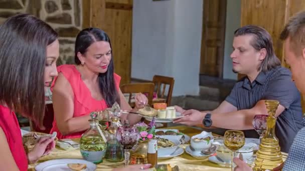 Două Cupluri Zâmbitoare Bucură Masă Somptuoasă Restaurant Modă — Videoclip de stoc