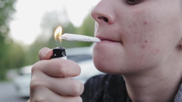 девушка курит марихуану видео