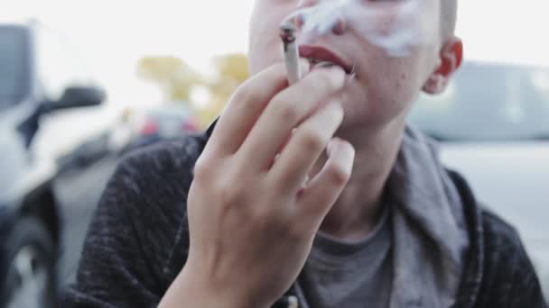Turystka Palenie Marihuany Parkingu Kanadzie Zbliżenie Shot — Wideo stockowe