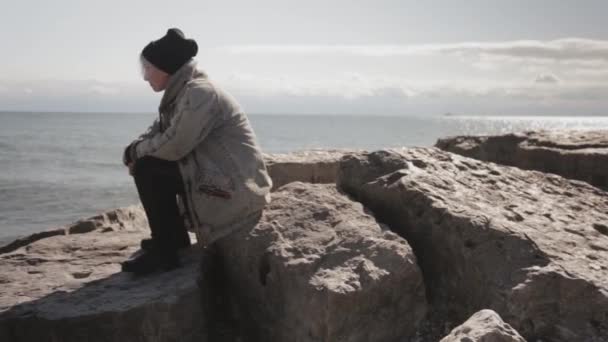 Rare View Tourist Sitting Huge Rock While Looking Beautiful Calm — Vídeo de Stock