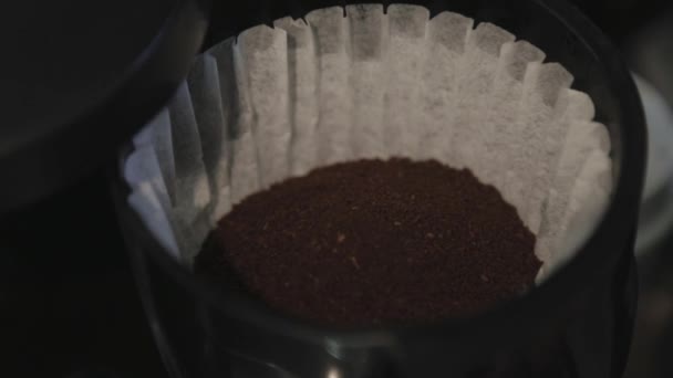 Toronto Kanada Fylla Marken Kaffe Till Kaffekruka Med Filtreringspapper För — Stockvideo