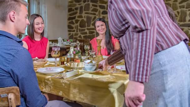 Traditionelle Kellnerin Serviert Dessert Eine Freundliche Familie Mit Sorgfalt — Stockvideo