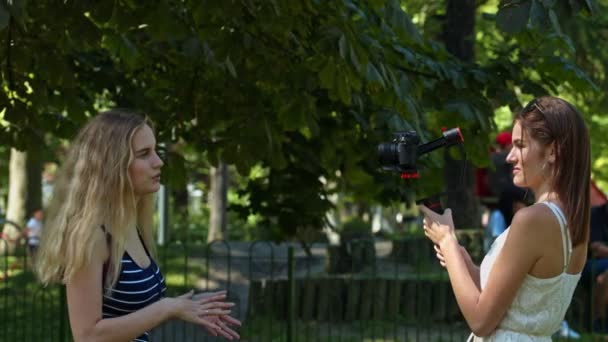 Κορίτσι Κάμερα Και Γυναίκα Influencer Καταγραφή Βίντεο Streaming Απευθείας Σύνδεση — Αρχείο Βίντεο