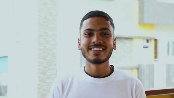 Indian Millennial Man Portret Młodego Dorosłego Indianina Patrzącego Kamerę Uśmiechającego — Wideo stockowe