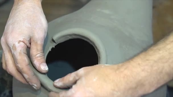 Všechny Detaily Keramiky Jsou Vyráběny Výhradně Ručně Bez Předchozího Měření — Stock video