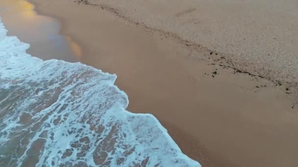 妈妈和儿子在海滩上奔跑 — 图库视频影像