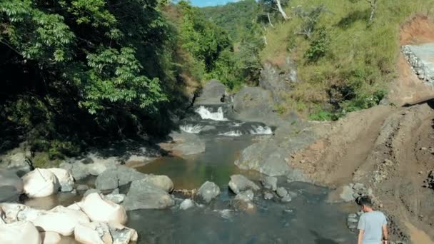 Aérea Personas Que Juegan Río Acercamiento Las Orillas Del Río — Vídeo de stock