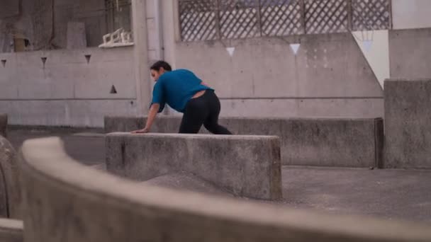 Junge Parkour Sportlerin Durchquert Mit Gekonnten Technischen Bewegungen Betonhindernisse Bevor — Stockvideo