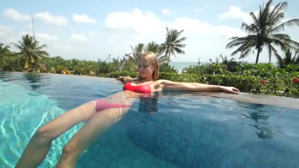 Молодые Женщины Купаются Бассейне Красном Бикини Пляже Кута Бали Индонезия — стоковое видео
