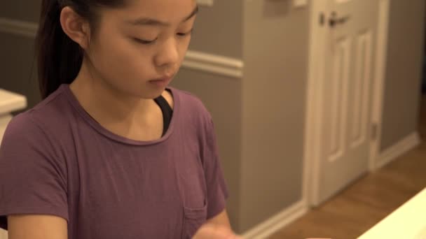 若い韓国人の女の子は 億万長者のショートブレッドクッキーを作りながら 大きなボウルにコンテンツを混在させます — ストック動画