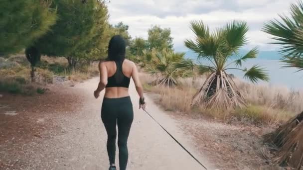 Ragazza Che Jogging Con Piccolo Cane Bianco Vicino Mare Rallentatore — Video Stock