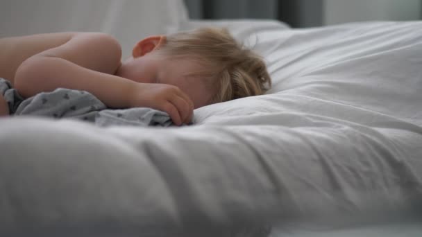 Blondes Kleinkind Liegt Krank Bett — Stockvideo