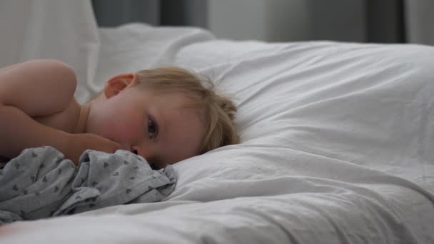 Sjuke Toddler Pojke Sover Soffan Handhållen Skott — Stockvideo