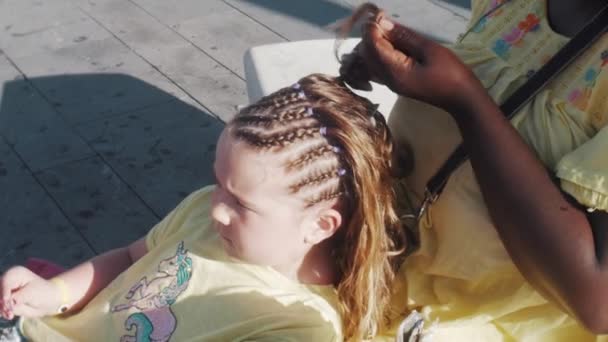 Een Jong Meisje Heeft Haar Haar Gevlochten Plats Stoep Kapper — Stockvideo