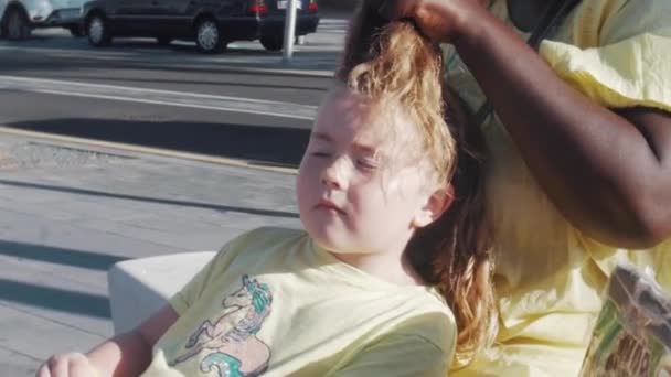 Young Girl Has Her Hair Braided Plats Street Sidewalk Hairdresser — Stock Video