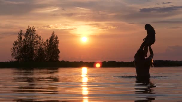 Padre Hija Lago Atardecer Silueta — Vídeos de Stock